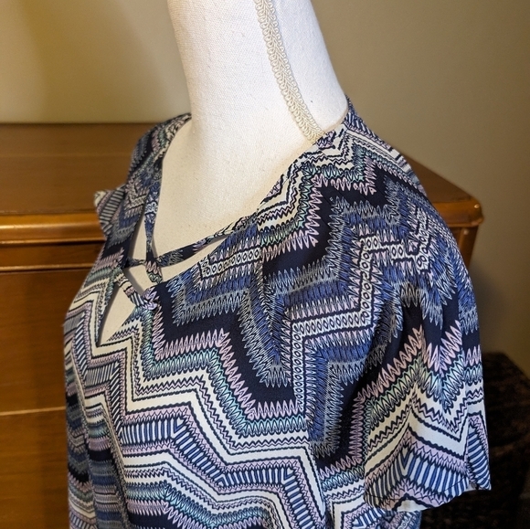 MAURICES CHEVERON Patterned Strappy V-Neck Blouse 1X - Picture 7 of 10